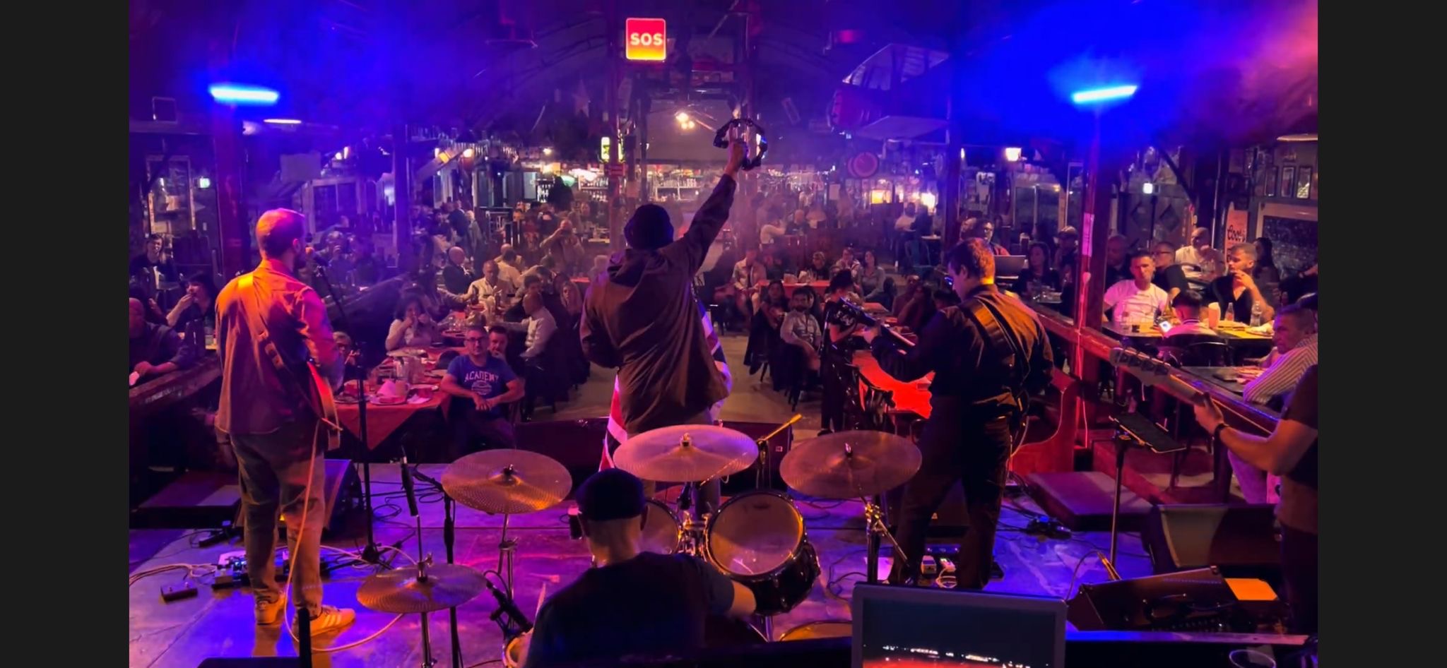 The Wonderwall live